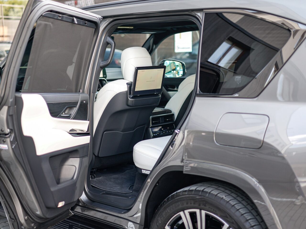 Lexus LX600